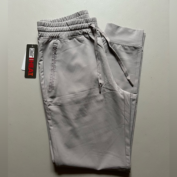 Womens 32 Degrees Jogger. Light grey color with zipper pockets in the front. - Picture 1 of 3